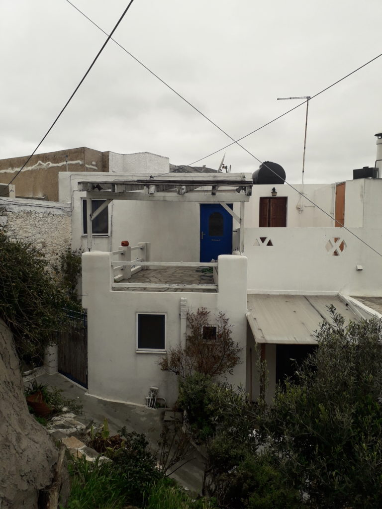Πλήρως επιπλωμένο σπίτι 2 ορόφων στην Χώρα, δίπλα στην αγορά, J/R 105L