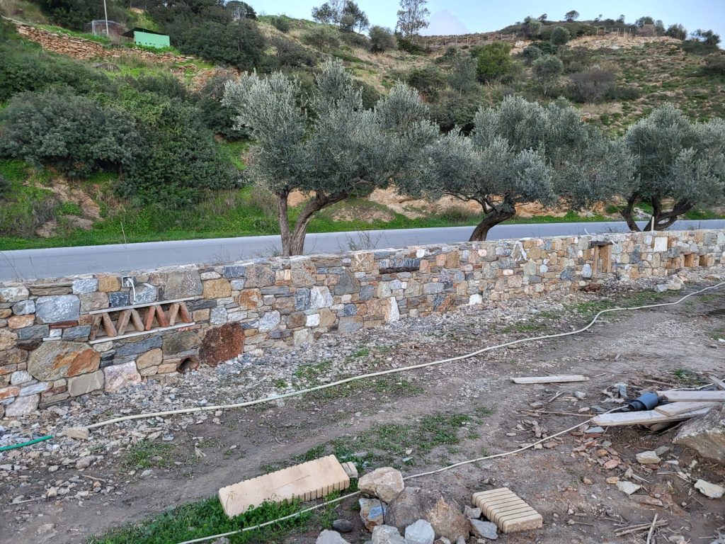 Φωτό οικοπέδου με εφαπτόμενο κεντρικό δρόμο Λιναριάς - Χώρας